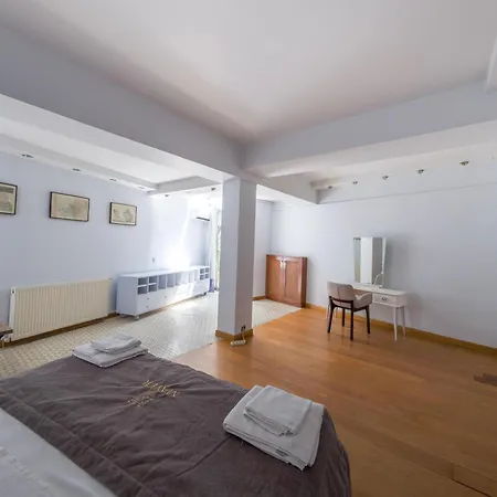 Villa Maison Detroit : Iconic 3br Triplex W/ Great Views *