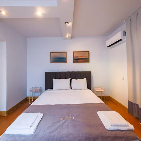 Maison Detroit : Iconic 3br Triplex W/ Great Views Villa
